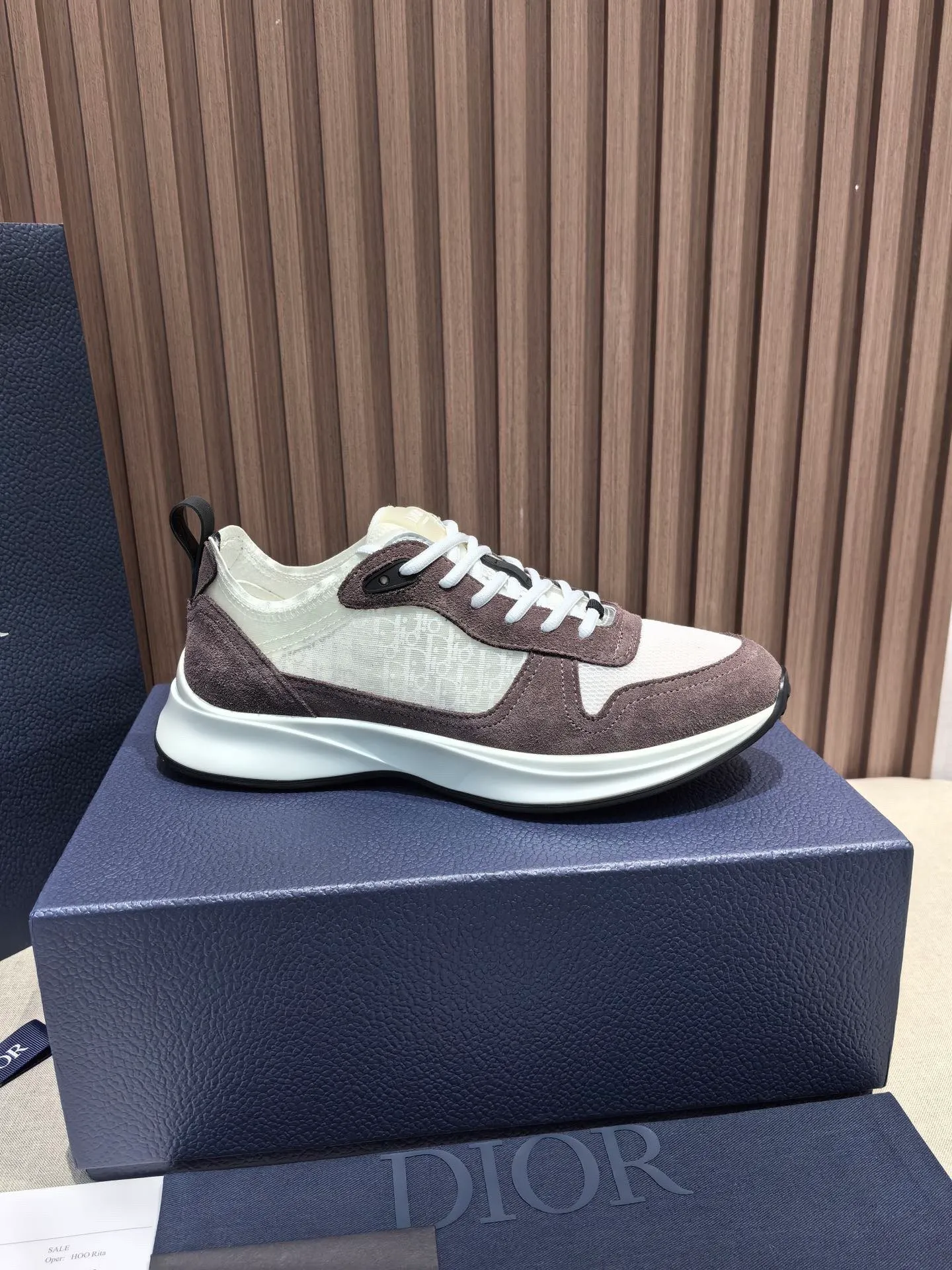 Factory price: 440💰 🔍Top purchasing agent🇮🇹 Dior's super-popular sports shoes, popular for street men, are synchronized with the new product counters. The uppers are made of Italian original imported cowhide and matched with D's customized fabrics. It is a must-have for fashionistas. The complex craftsmanship is perfectly reproduced. Imported soft cowhide foot pads, soles: original soles specially provided by the original factory, exclusive movable molded soles are super comfortable, original factory follow-up goods, 🔍🔍high quality, you can enter and exit the counter at will, welcome to compare, code number 38-45 (46 can be customized and cannot be returned or exchanged)
